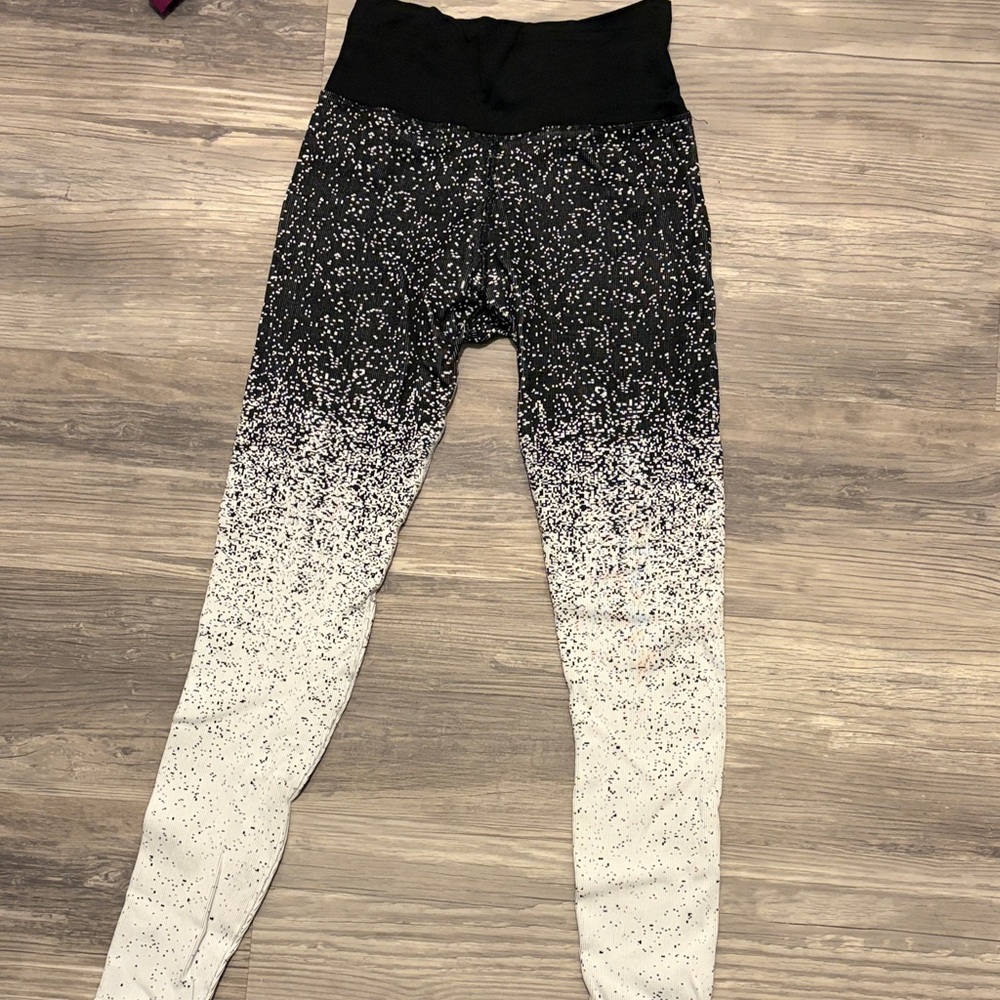 Like new Athleta women’s Black and White Gradient Leggings size small